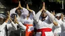 Umat Hindu Bali berdoa saat merayakan Hari Raya Kuningan di Pura Sakenan, Bali, Sabtu (18/6/2022). Kuningan menandai hari terakhir perayaan Galungan, salah satu upacara keagamaan terbesar umat Hindu di Bali. (AP Photo/Firdia Lisnawati)