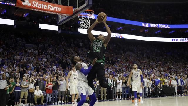 Aksi Al Horford saat Celtics Kalahkan Sixers di Gim Ketiga Semifinal Wilayah Timur NBA