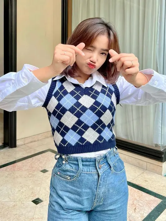 <p>Vest rajut versatile akan membuatmu tampil elegan dan menarik. (instagram/fuji_an)</p>