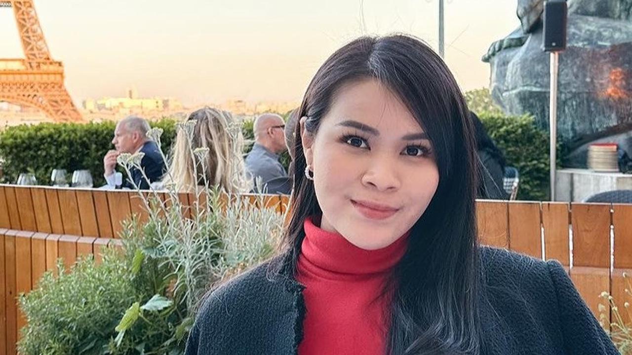 Wanita cantik ini juga hobi travelling. Mulai dari wisata di Indonesia hingga ke luar negeri.