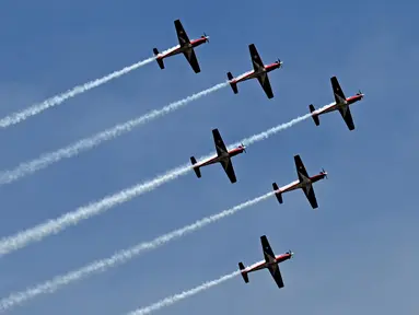 Tim Aerobatik Jupiter Tentara Nasional Indonesia Angkatan Udara (TNI AU) Indonesia tampil dalam acara Bali International Airshow di Bandara Internasional Ngurah Rai, Bali, pada 18 September 2024. (SONNY TUMBELAKA/AFP)