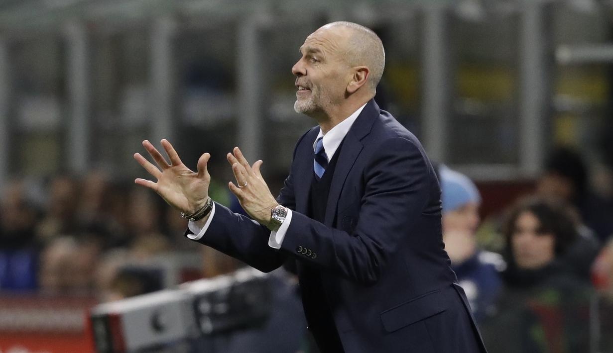 Pelatih Inter Milan, Stefano Pioli memberikan arahan kepada anak asuhnya saat melawan Chievo pada lanjutan Serie A di San Siro stadium, Milan, (14/1/2017). Inter menang 3-1. (AP/Luca Bruno)