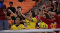 Suporter Timnas Brasil U-17 hadir langsung di Jakarta International Stadium, Jakarta untuk memberikan dukungan kepada tim kesayangannya menghadapi Iran U-17 pada laga perdana Grup C Piala Dunia U-17 2023, Sabtu (11/11/2023) malam WIB. (Bola.com/Ikhwan Yanuar Harun)