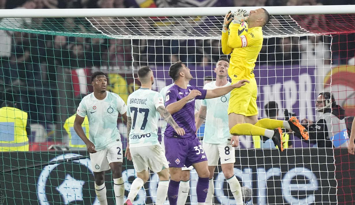 Kiper Inter Milan, Samir Handanovic, menangkap bola saat melawan Fiorentina pada laga final Coppa Italia di Stadion Olimpico, Kamis (25/5/2023). Inter Milan menang dengan skor 2-1. (AP Photo/Andrew Medichini)