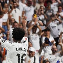 Pemain Real Madrid, Endrick, melakukan selebrasi di depan para suproter setelah mencetak gol ke gawang Valladolid pada laga lanjutan Liga Spanyol 2024/2025 di Santiago Bernabeu, Madrid, Spanyol, Senin (26/08/2024) WIB. (AP Photo/Manu Fernandez)