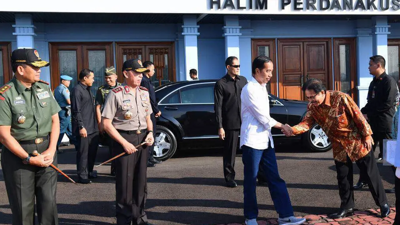 Presiden Jokowi tampil sporty sekaligus kasual dengan sneakers Nike berwarna abu-abu dan celana jeans saat berkunjung ke Tasikmalaya.