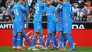 Pemain depan Atletico Madrid, Luis Suarez (kanan) berselebrasi dengan rekan satu timnya setelah mencetak gol ke gawang Valencia pada pertandingan lanjutan La Liga Spanyol di stadion Mestalla di Valencia (8/11/2021). Valencia bermain imbang atas Atletico Madrid 3-3. (AFP/Jose Jordan)