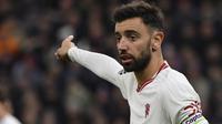 Kapten Manchester United, Bruno Fernandes saat menghadapi Aston Villa pada laga pekan ke-24 Premier League 2023/2024 di Villa Park, Birmingham, Minggu (11/2/2024). (AP Photo/Rui Vieira)