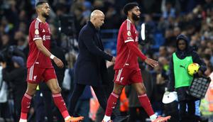 Penyerang Liverpool asal Belanda #18, Cody Gakpo (kiri),&nbsp;pelatih&nbsp;Liverpool asal Belanda, Arne Slot (tengah), dan bek Liverpool asal Inggris #02, Joe Gomez (kanan), berjalan di lapangan pada akhir pertandingan&nbsp;Premier League Inggris antara Manchester City dan Liverpool di Stadion Etihad di Manchester, Inggris barat laut, pada 9 November 2025. (Darren Staples/AFP)