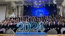 Bersama lulusan tahun 2024, momen gala dinner ini terlihat berkelas dengan dihadiri para siswa yang lulus dengan kedua orang tuanya. Banyak sekali momen yang dibagikan diah dalam media sosial Instagramnya yang menuai sorotan. Apalagi momen kebersamaannya dengan para orang tua siswa yang terlihat begitu dekat. (Liputan6.com/IG/@dps_diahpermatasari)