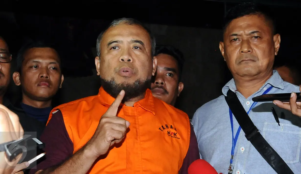 Hakim Mahkamah Konstitusi, Patrialis Akbar memberi keterangan saat keluar dari gedung KPK, Jakarta, Jumat (27/1). Patrialis diduga menerima suap uji materi undang-undang tentang peternakan dan kesehatan hewan. (Liputan6.com/Helmi Fithriansyah)