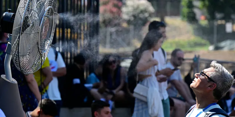 Hindari Gelombang Panas, Wisatawan di Colosseum Roma Sejukkan Diri