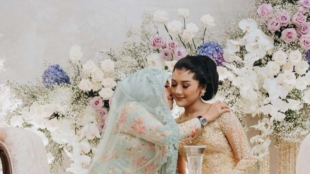 Erina Gudono jalani prosesi dulang pungkasan. (Foto: Michael Omar Liman dari Instagram @erinagudono)