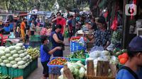 Aktivitas perdagangan di Pasar Senen, Jakarta, Jumat (16/9/2022). Pemerintah memprediksi laju inflasi sebesar 1,38% pada September 2022. Adapun prediksi ini akibat kenaikan harga bahan bakar minyak (BBM). Kementerian Keuangan mengatakan laju inflasi akan kembali normal pada November 2022. (Liputan6.com/Angga Yuniar)