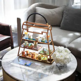 Mengusung konsep multi-sensory indulgence, kolaborasi eksklusif ini menerjemahkan karakter parfum Soleil Neige menjadi rangkaian sajian afternoon tea yang memanjakan rasa, aroma, hingga visual dalam satu pengalaman yang immersive di The Lounge, InterContinental Jakarta. [@intercontinentaljakarta].