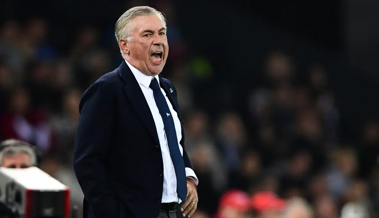 1. Carlo Ancelotti (Napoli) -  Ancelotti ternyata adalah seorang perokok berat. Pelatih 60 tahun ini, berulang kali tertangkap kamera sedang menghisap rokok di dalam dan di luar lapangan. (AFP/Miguel Medina)