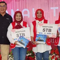 Gilang Iskandar, Corporate Secretary SCTV, INDOSIAR dan SCM membagikan 1.300 STB dan 300 paket sembako ke warga di Palembang./Copyright (Doc: Istimewa)