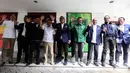 Ketua Harian DPP Partai Gerindra Sufmi Dasco Ahmad (keempat kiri) bersama Wakil Ketua Umum Partai Nasdem Ahmad Ali (tengah) dan rombongan usai melakukan pertemuan di Sekretariat Bersama Gerindra-PKB, Jakarta, Kamis (26/1/2023). Pertemuan petinggi Gerindra-PKB-Nasdem tersebut untuk bersilahturahmi antarpartai politik jelang Pemilu 2024 sekaligus membahas koalisi perubahan Indonesia Raya yang diharapkan memberi dampak positif agar persatuan dapat terjaga. (Liputan6.com/Johan Tallo)