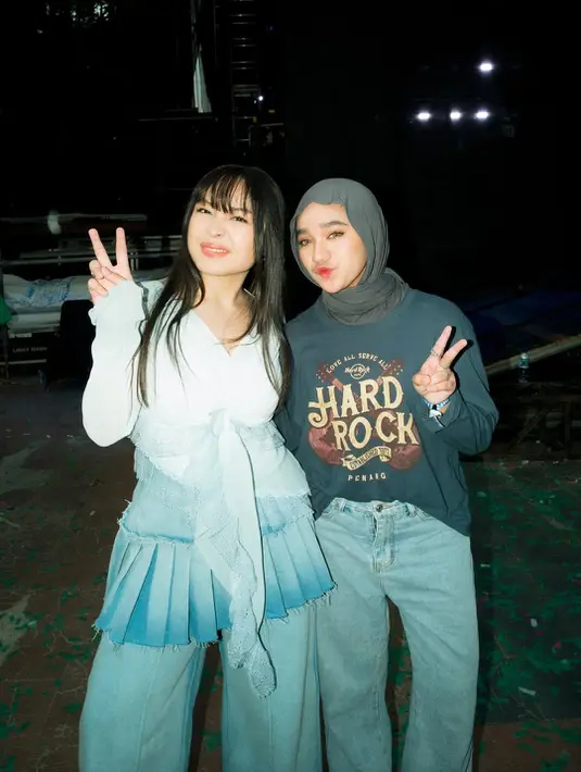 Pulasan makeup yang fresh bernuansa nude menambah kecantikan penyanyi berpipi chubby itu [@bernadyaribka]