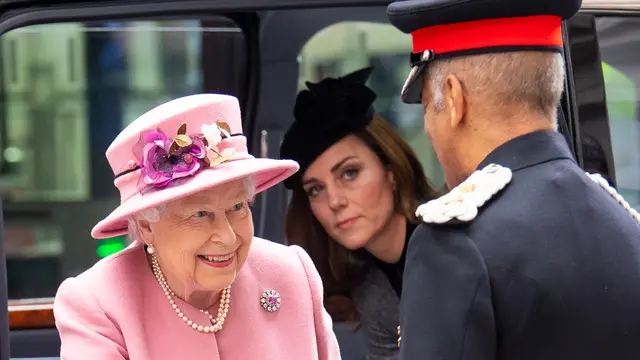 [Fimela] Queen Elizabeth dan Kate Middleton
