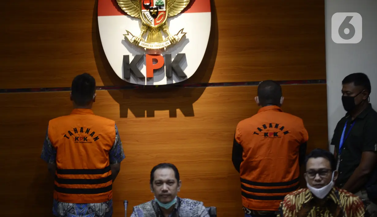 Mantan Sekretaris MA Nurhadi (belakang tengah) dan menantunya Rezky Hebriyono (belakang kiri) dihadirkan dalam konferensi pers di Gedung KPK, Jakarta, Selasa (2/6/2020). KPK resmi menahan Nurhadi dan Rezky terkait kasus dugaan suap pengurusan perkara di MA Tahun 2011-2016. (merdeka.com/Dwi Narwoko)