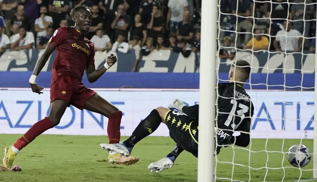 Penyerang AS Roma Tammy Abraham mencetak gol ke gawang Empoli dalam partai Serie A 2022/2023 giornata 6 di Stadio Carlo Castellani, Selasa (13/9/2022) dini hari WIB. Duel Empoli vs Roma berakhir dengan skor 2-1 untuk kemenangan Serigala Ibu Kota --julukan AS Roma.  (Marco Bucco/LaPresse via AP)