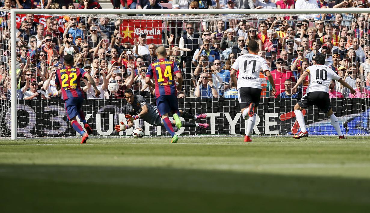 Valencia memiliki kesempatan menggandakan keunggulan di menit ke-10 lewat titik putih. Sayang, sepakan 12 pas Daniel Parejo berhasil dihentikan Claudio Bravo. (REUTERS/Albert Gea)