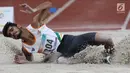 Atlet para atletik asal India, Pardeep saat mendarat pada lomba lompat jauh T44, T62/T64 putra Asian Para Games 2018 di Stadion Utama Gelora Bung Karno, Jakarta, Jumat (12/10). (Liputan6.com/Helmi Fithriansyah)