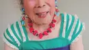Pose Emiko (93) nenek asal Jepang saat menjadi model untuk pakaian yang dibuat oleh cucunya. Sang cucu, Chinami Mori seringkali membuat pakaian warna cerah dan pelangi yang ia buat dengan teknik tenun khusus yang disebut Saori. (mymodernmet.com)