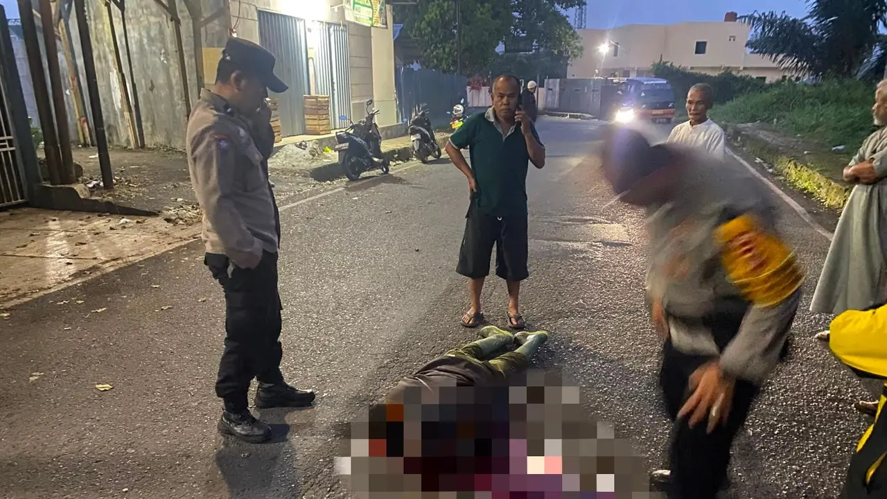 Warga di Jalan Cemerlang, Kampung Cikareo, Kota Sukabumi, digegerkan dengan penemuan sesosok pria yang tewas bersimbah darah di tengah jalan.