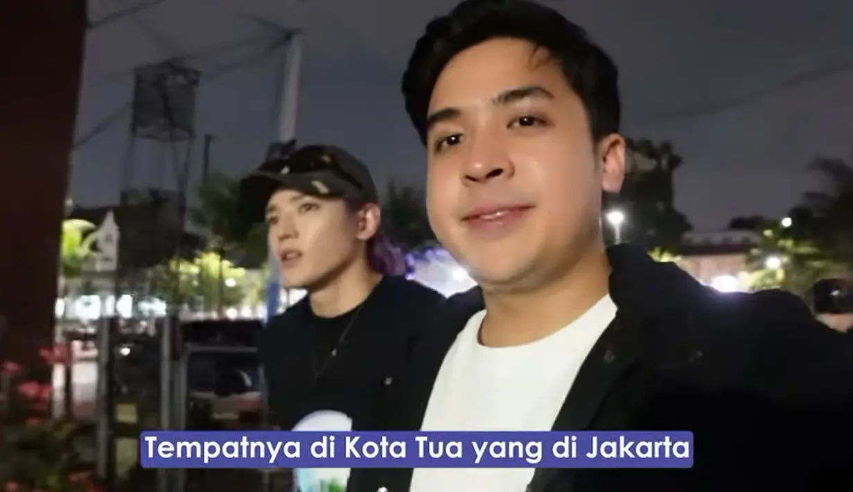 Setelah mengajak di restoran padang yang menyajikan banyak aneka menu, Jerome juga mengajak nongkrong Taeyong. Jerome mengajaknya minum kopi di kawasan Kota Tua. [Youtube/Nihongo Mantappu]