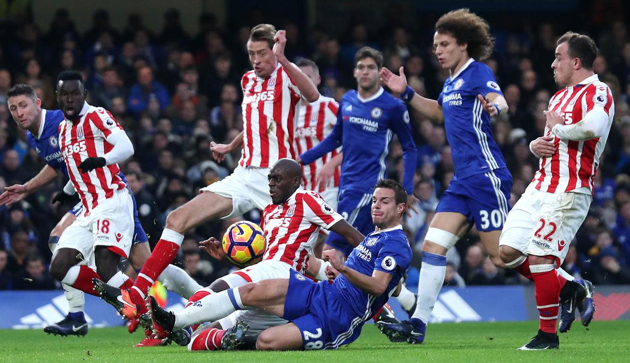Bek Chelsea,Cesar Azpilicueta, menahan laju bek Stoke City, Bruno Martins Indi, pada laga Liga Inggris di Stadion Stamford Bridge, Inggris, Sabtu (31/12/2016). (Reuters/Eddie Keogh)