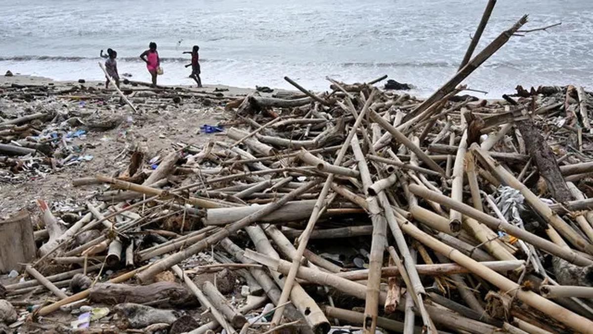 Ironis, Saat Libur Akhir Tahun Pantai Kuta Justru Dipenuhi Sampah Kiriman