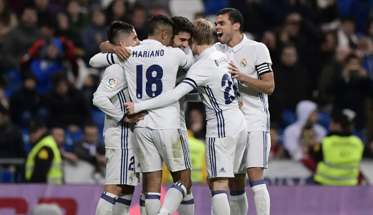 Enzo Zidane merayakan gol bersama rekannya saat laga leg kedua babak 32 besar Copa del Rey di Santiago Bernabeu, Kamis (1/12) Enzo berhasil mencetak gol dalam debut di tim utama Real Madrid (AFP PHOTO / Javier Soriano)