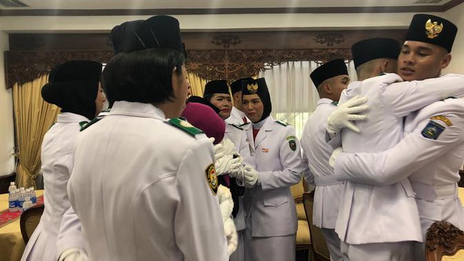 Tangis haru Tim Merah Paskibraka Nasional 2019 usai menjalankan tugasnya mengibarkan bendera di Istana Merdeka, Sabtu (17/8/2019). (Liputan6.com/Ratu Annisa Suryasumirat)
