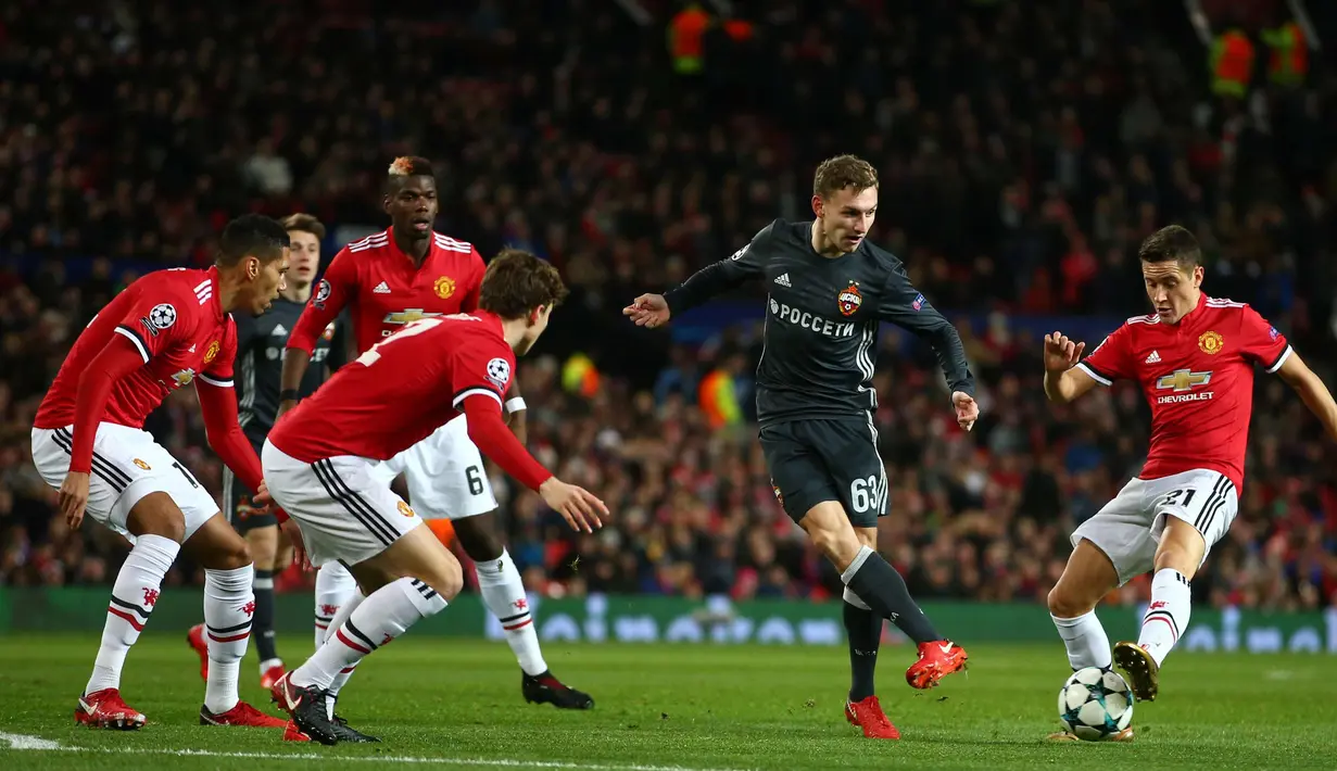 Gelandang MU, Ander Herrera (kanan) berusaha merebut bola dari pemain CSKA Moskow, Fedor Chalov saat bertanding pada pertandingan grup A Liga Champions di Old Trafford, Inggris (5/12). MU menang 2-1 atas CSKA Moscow. (AP Photo/Dave Thompson)