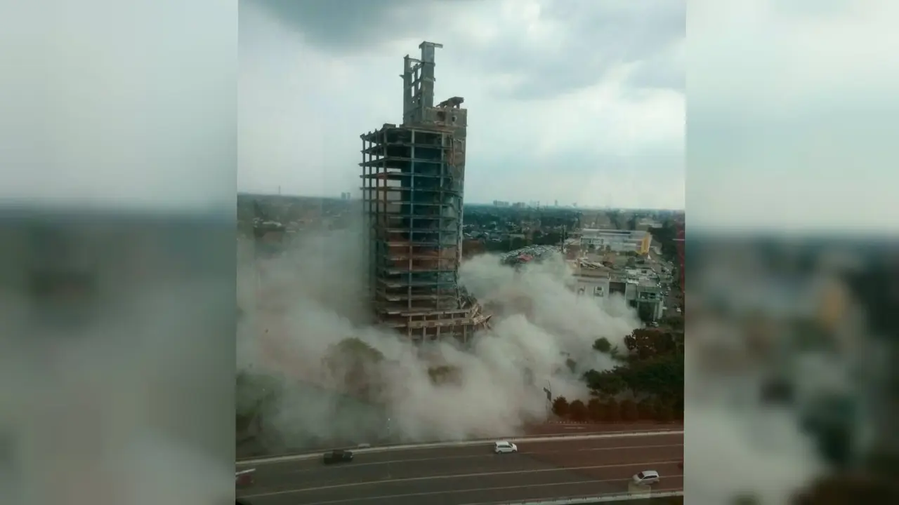 Gedung tua di Bintaro Roboh