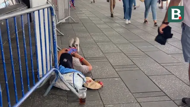 Seorang gelandangan tidur di salah satu jalan di Kota New York Amerika Serikat
