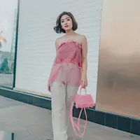 Febby Rastanty melengkapi penampilannya dengan tas berwarna pink juga [Instagram/febbyrastanty]