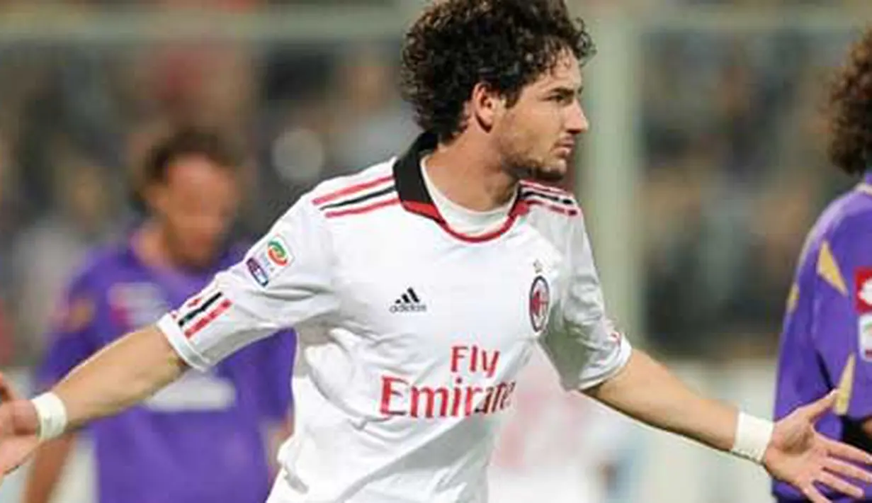 AC Milan's Pato celebrates scoring against Fiorentina during their Italian Serie A football match at Artemio Franchi stadium in Florence on April 10, 2011. AC Milan defeated Fiorentina 1-2. AFP PHOTO / ALBERTO LINGRIA