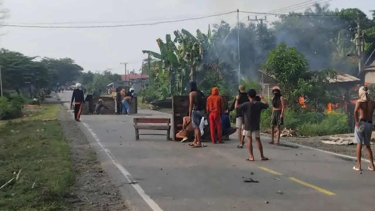 Mencekam, Bentrok Antarwarga di Luwu Lumpuhkan Trans Sulawesi Hingga Rumah Warga Dibakar