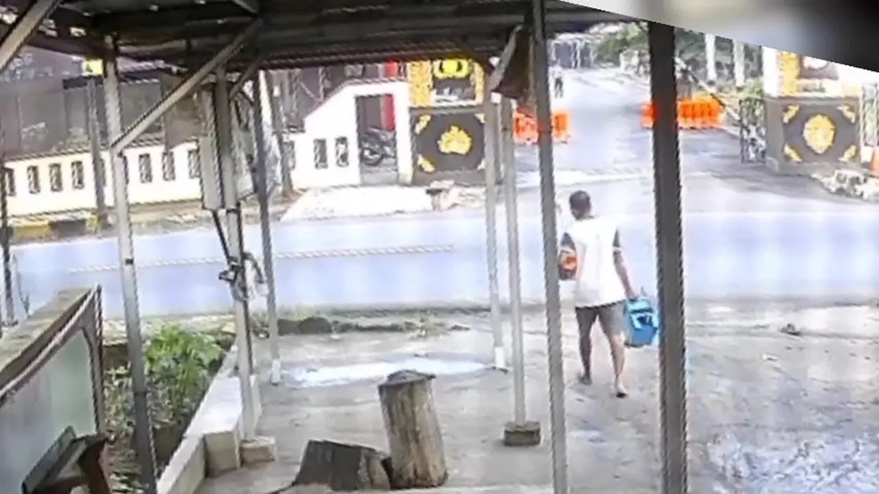 Tangkapan layar rekaman kamera pengawas saat pelaku membawa kabur satu unit mesin pres minuman serta satu blender hasil curian (Istimewa)