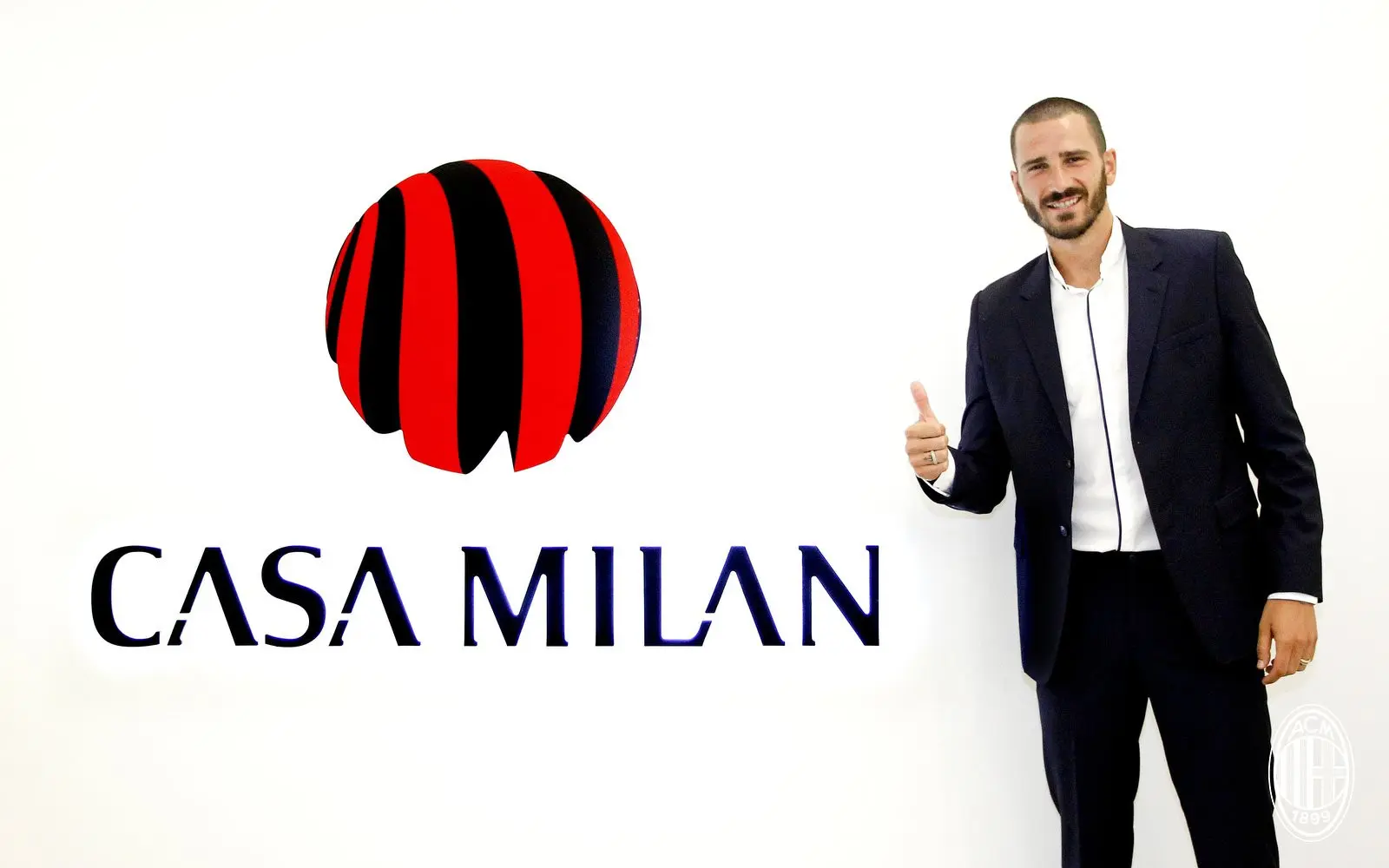 Leonardo Bonucci berpose di markas AC Milan. (acmilan.com)