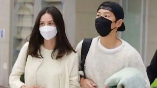 Beranjak dari Song Hye Kyo, Song Joong Ki Kini Berpacaran dengan Wanita Inggris