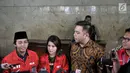 Ketua Umum PSI Grace Natalie didampingi Sekjen PSI Raja Juli Antoni dan kuasa hukum memberikan keterangan di Bareskrim Polri, Jakarta, Selasa (22/5). Grace Natalie menyampaikan kedatangannya untuk menghormati proses hukum. (Merdeka.com/Iqbal S Nugroho)