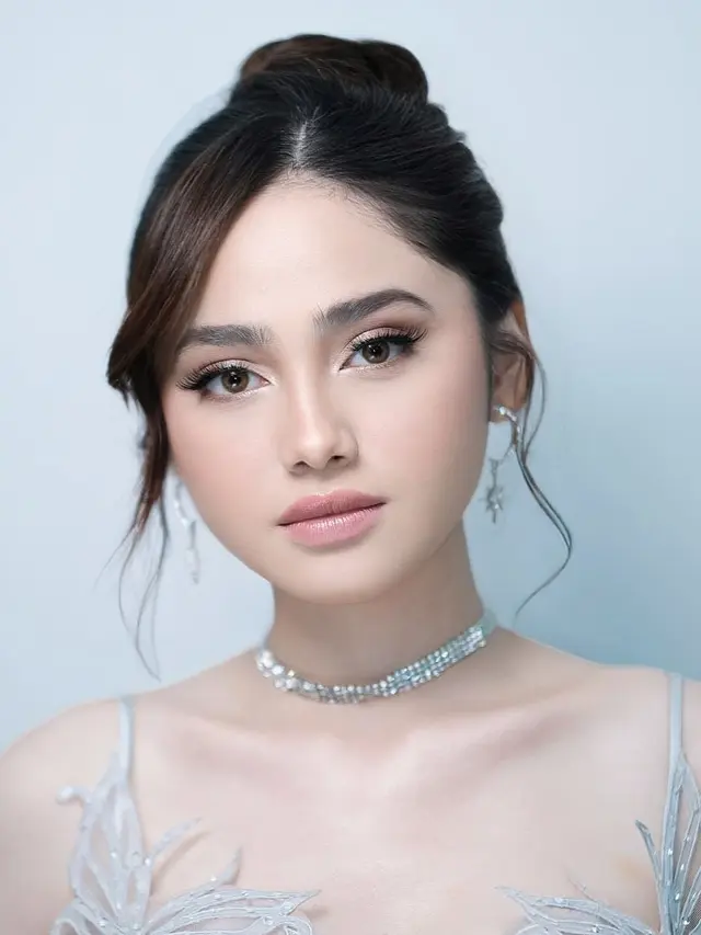 6 Potret Syifa Hadju Makin Cantik Dipulas Soft Glam Makeup Look saat Hadiri Acara Spesial