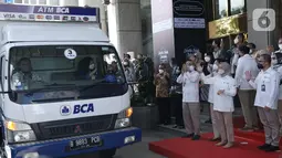 BCA turut berpartisipasi dalam menyediakan kebutuhan uang rupiah selama Ramadan dengan menghadirkan layanan penukaran uang di kantor cabang bank mulai dari 4 s.d 29 April 2022 dan mobil kas keliling BCA di terminal Kampung Rambutan Jakarta mulai tanggal 18 s.d 29 April 2022. (Liputan6.com/HO/Eko)
