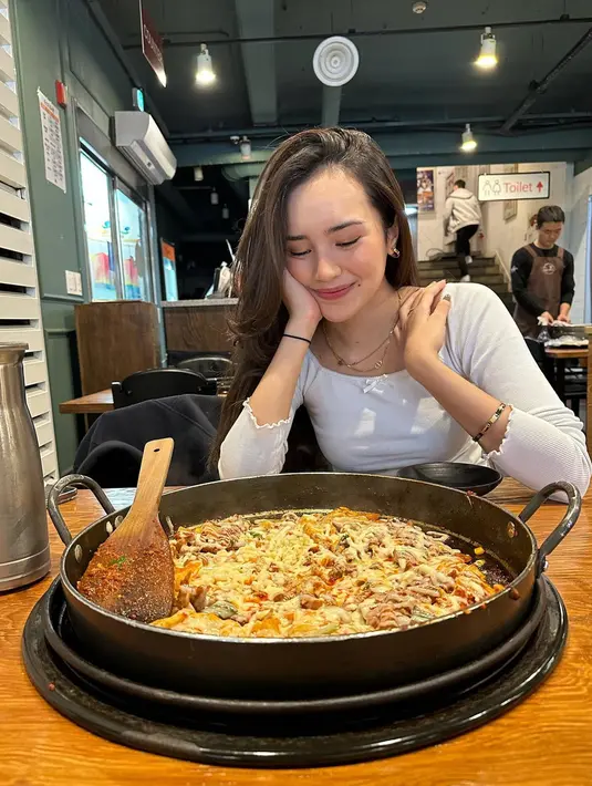 Lokasi yang dikunjungi oleh Beby Tsabina ini adalah di Myeongdong Street, Seoul. Sudah cukup banyak sekali aktris ini liburan ke Korea Selatan dan kembali lagi ke tempat ini. Melihat makanannya yang banyak tentu sudah langsung merasa kenyang. (Liputan6.com/IG/@bebytsabina)
