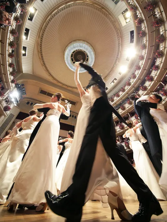 Sejumlah penari melakukan tarian dalam pembukaan acara tradisional tahunan Opera Ball, di Wina, Austria, Kamis (23/2). Acara ini pertama kali diadakan pada 1935 namun sempat terhenti akibat terjadi perang dunia ke-2 di Eropa. (GEORG HOCHMUTH/APA/AFP)