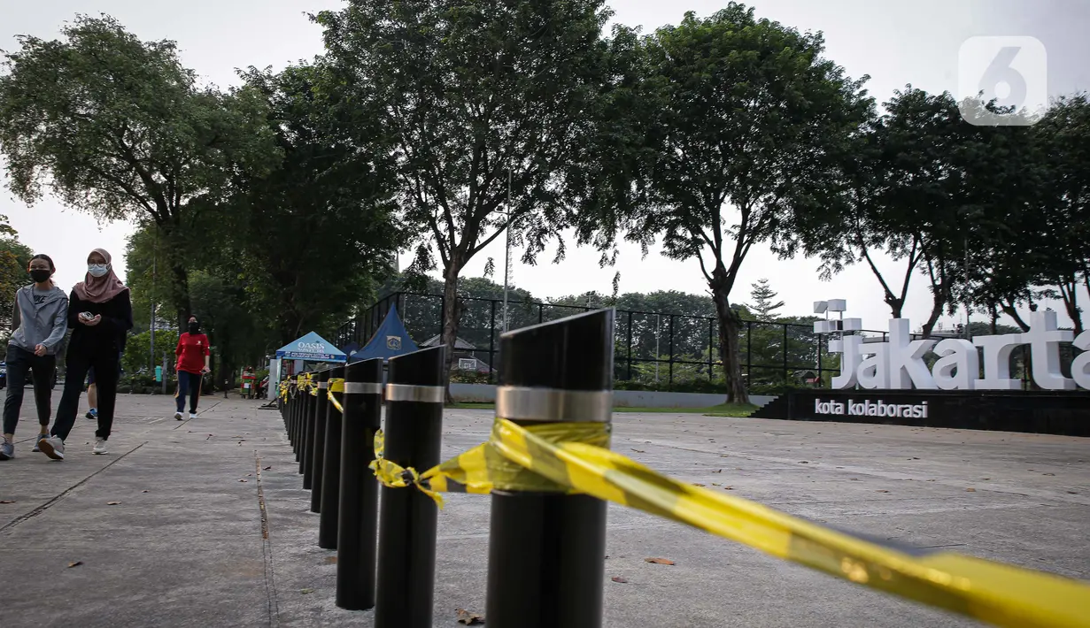 Warga berolahraga di kawasan Lapangan Banteng, Jakarta, Kamis (19/8/2021). Pemerintah Provinsi DKI Jakarta mengizinkan warga berolahraga di ruang terbuka selama perpanjangan PPKM Level 4 hingga 23 Agustus 2021. (Liputan6.com/Faizal Fanani)